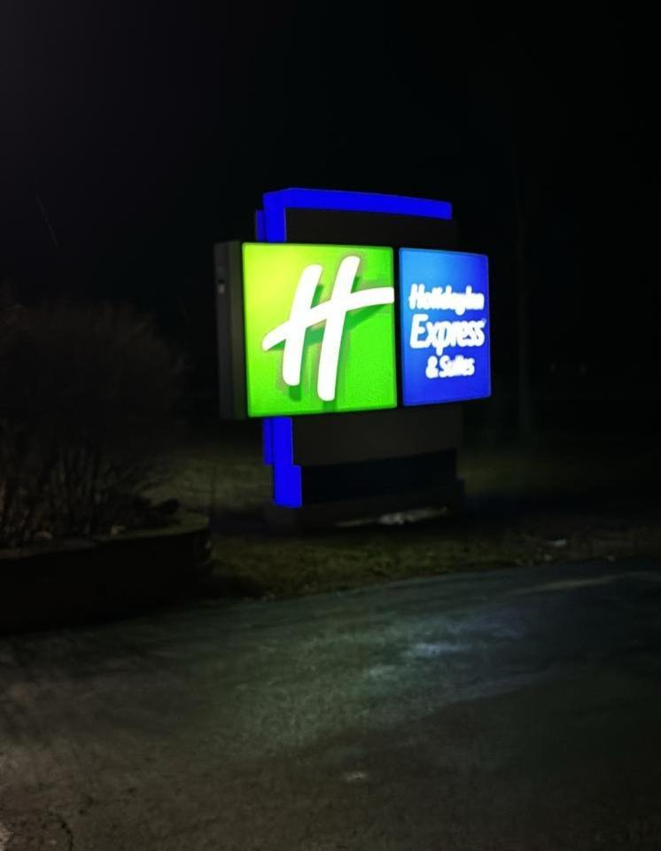 Holiday Inn Express & Suites Port Washington By Ihg Exterior photo