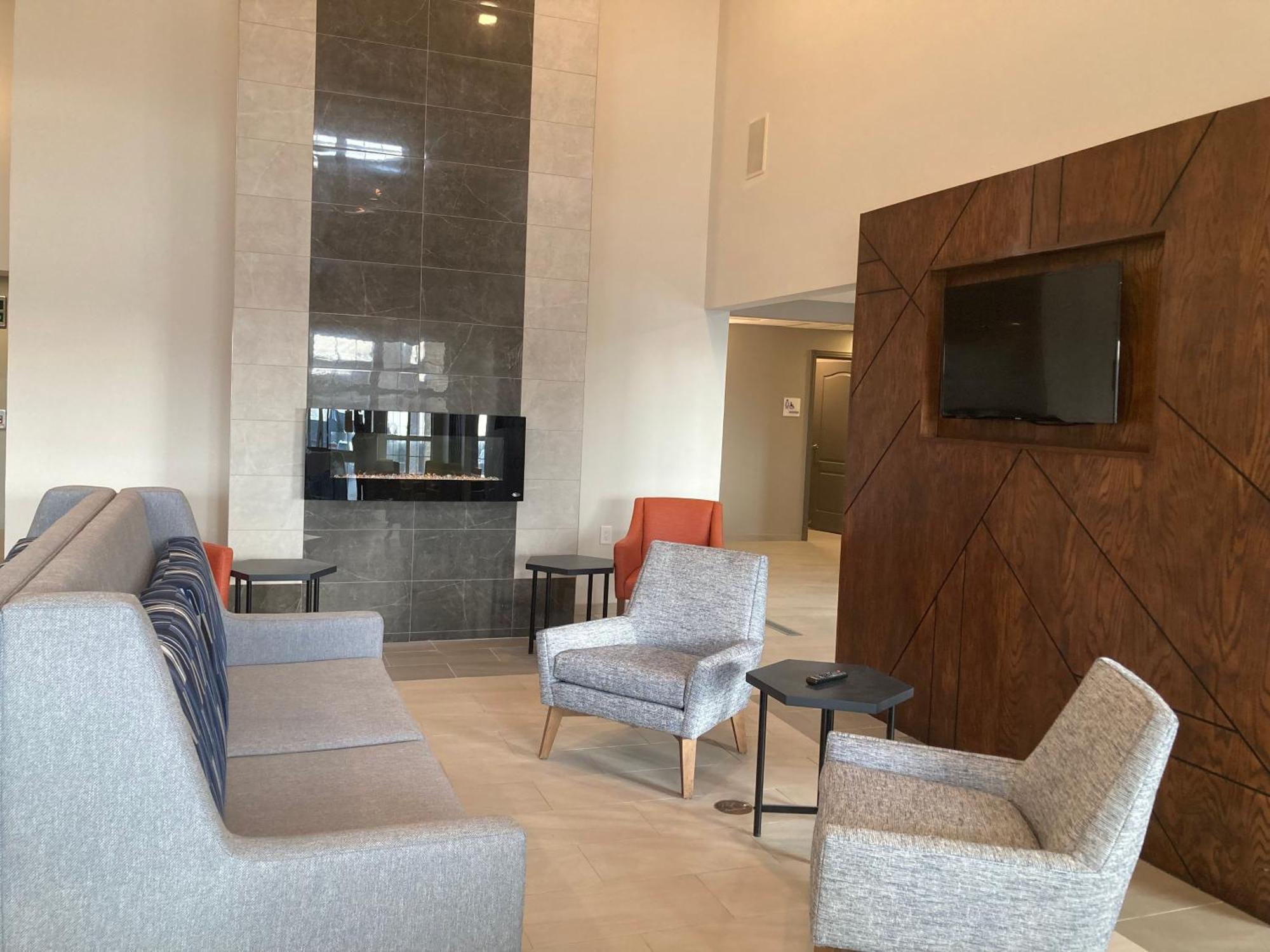 Holiday Inn Express & Suites Port Washington By Ihg Exterior photo