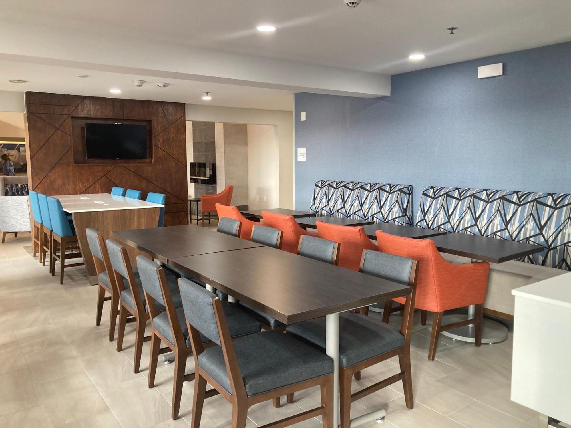 Holiday Inn Express & Suites Port Washington By Ihg Exterior photo