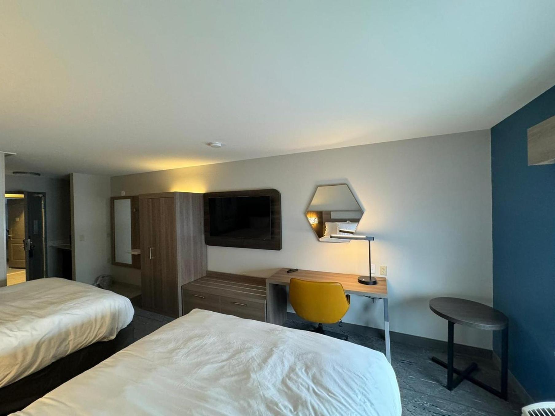Holiday Inn Express & Suites Port Washington By Ihg Exterior photo