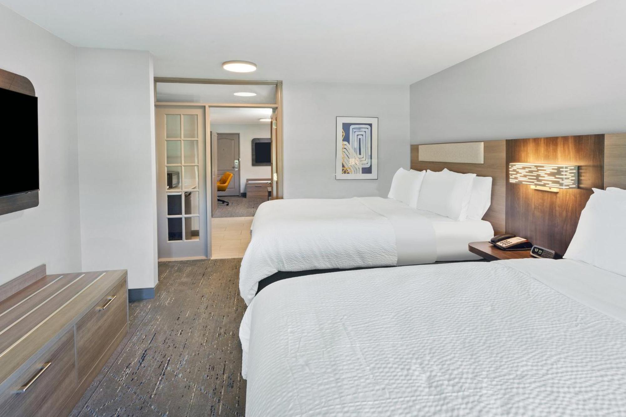 Holiday Inn Express & Suites Port Washington By Ihg Exterior photo