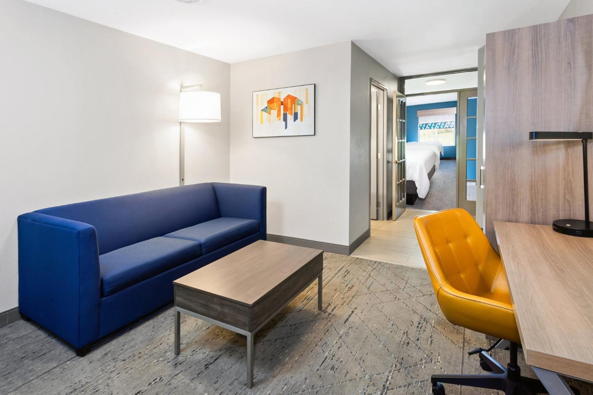 Holiday Inn Express & Suites Port Washington By Ihg Exterior photo