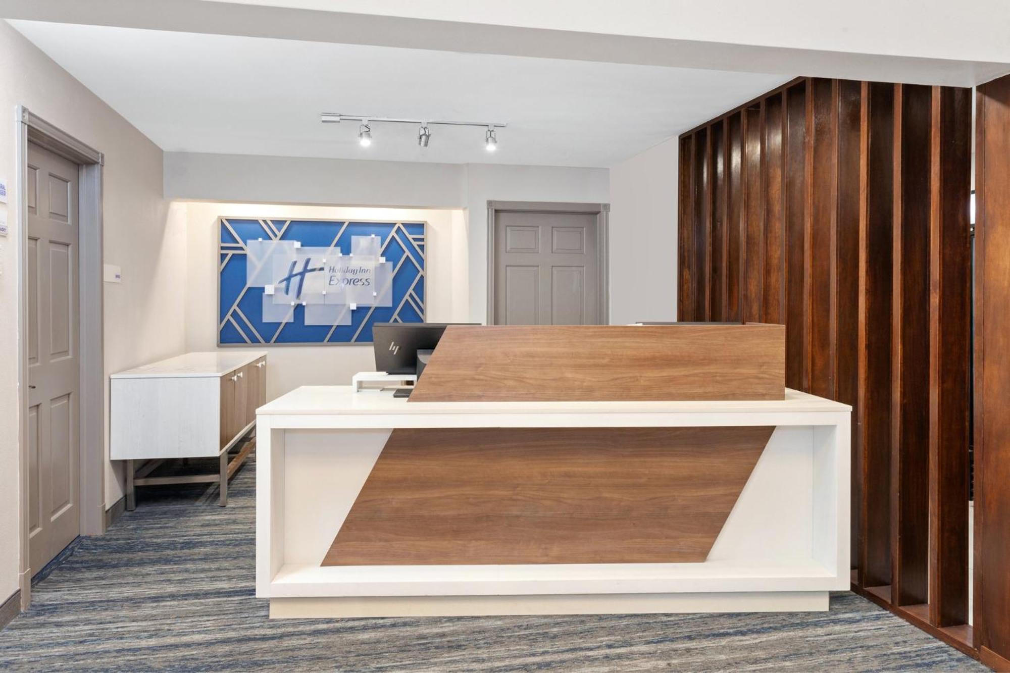 Holiday Inn Express & Suites Port Washington By Ihg Exterior photo